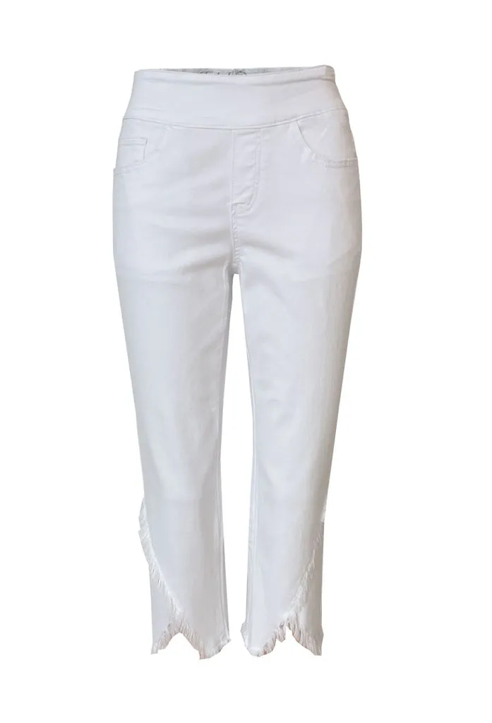 Ethyl White Pull On Capri Jeans w/ Fray Hem